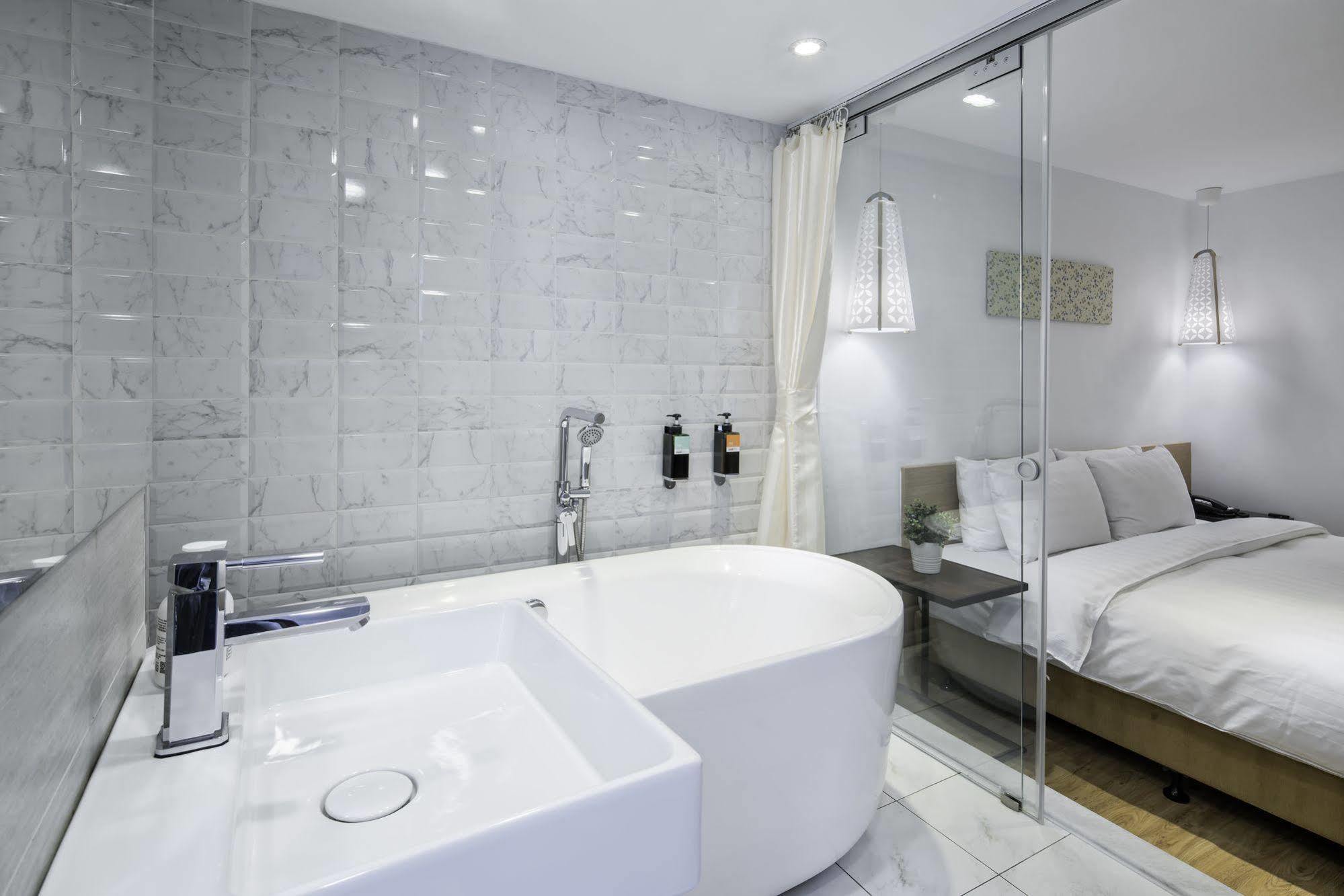 Shin Sei Bashi Hotel Taichung Bagian luar foto
