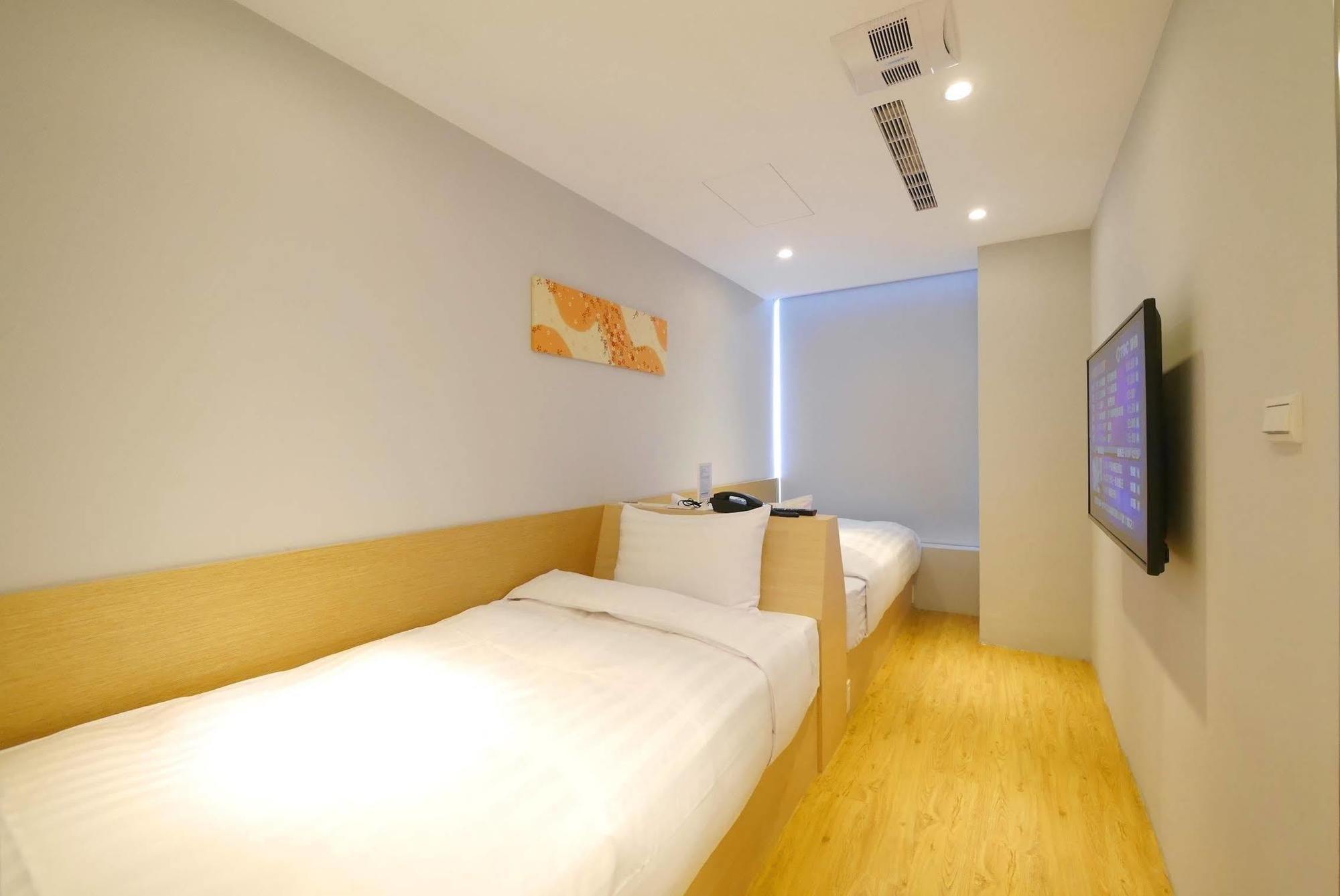 Shin Sei Bashi Hotel Taichung Bagian luar foto